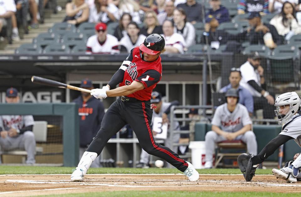 　タイガース戦の１回、空振り三振に倒れるホワイトソックス・村上＝シカゴ（共同）