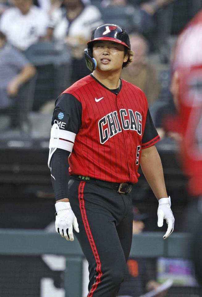 　タイガース戦の３回、二ゴロで一塁を駆け抜けた後、ベンチに戻るホワイトソックス・村上。途中交代した＝シカゴ（共同）