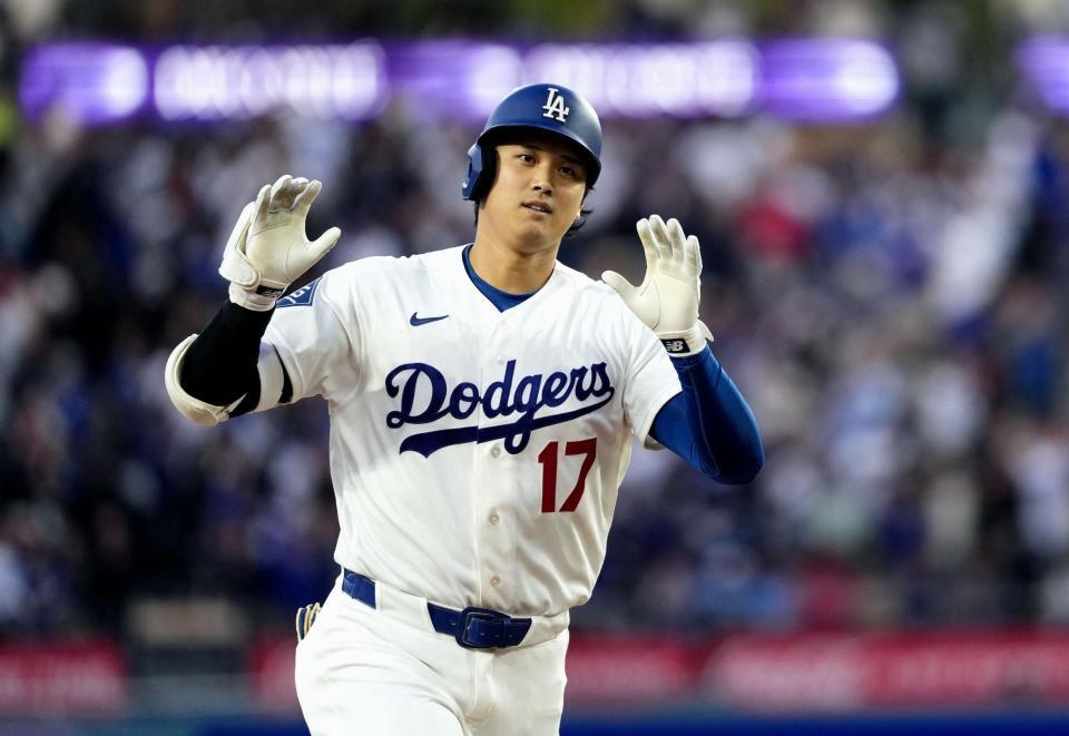 フィリーズ戦の３回、１０号ソロを放ち塁を回る大谷（共同）