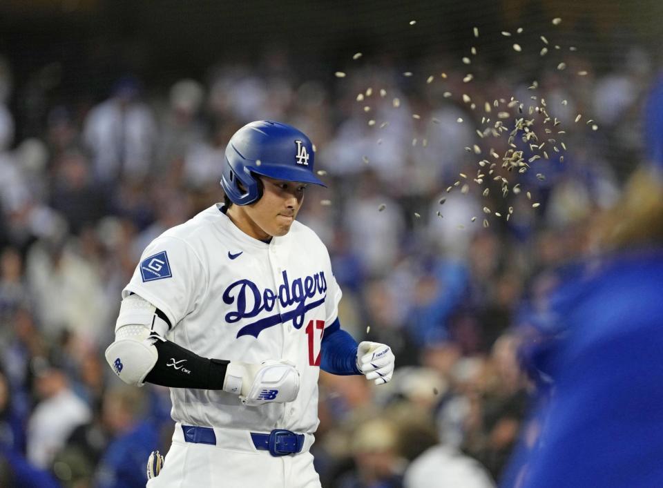 　フィリーズ戦の３回、10号ソロを放ちヒマワリの種で祝福されるドジャース・大谷＝ロサンゼルス（共同）