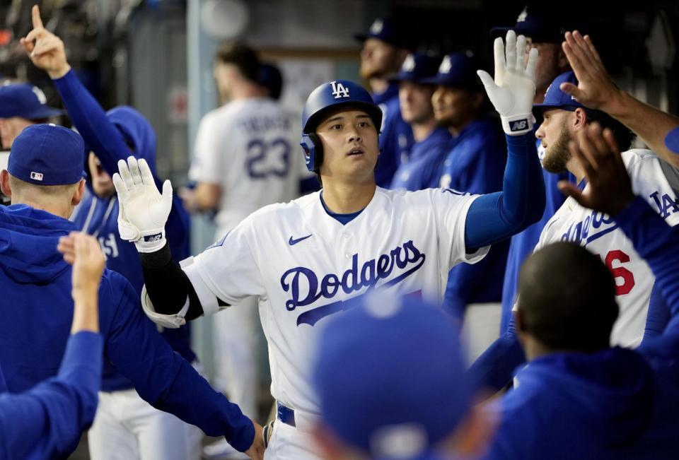 　フィリーズ戦の３回、10号ソロを放ち祝福されるドジャース・大谷＝ロサンゼルス（共同）