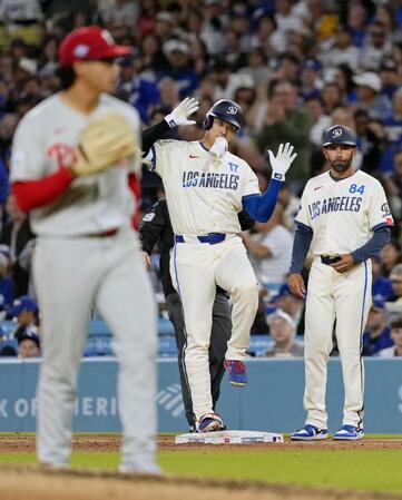 ４回、右前打を放ち、ポーズをとる大谷（共同）