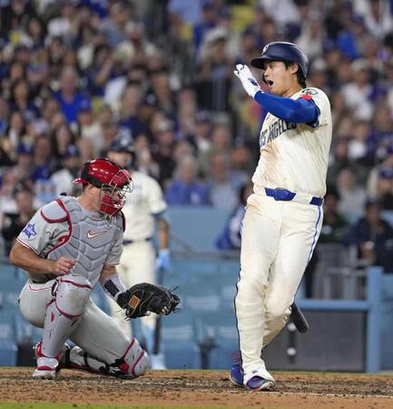 ７回、空振り三振に倒れた大谷（共同）