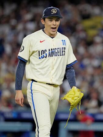４回、三塁手の好守に声を上げる佐々木（共同）
