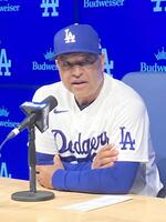 　試合後、大谷について語るロバーツ監督（撮影・小林信行）