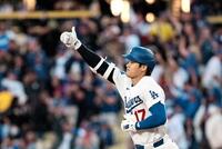 　サムアップポーズも見せた大谷（共同）