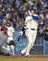 ７回、空振り三振に倒れた大谷（共同）