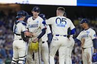 ６回途中、降板する佐々木（左から２人目）と、ねぎらうフリーマン（背中）ら（共同）
