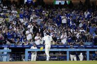 ６回途中、降板する佐々木（１１）に拍手を送る観客（共同）