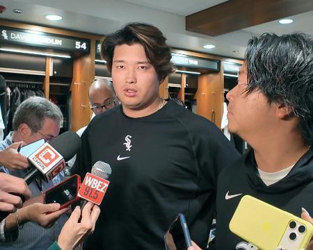 　試合前に取材対応するホワイトソックス・村上＝シカゴ（共同）