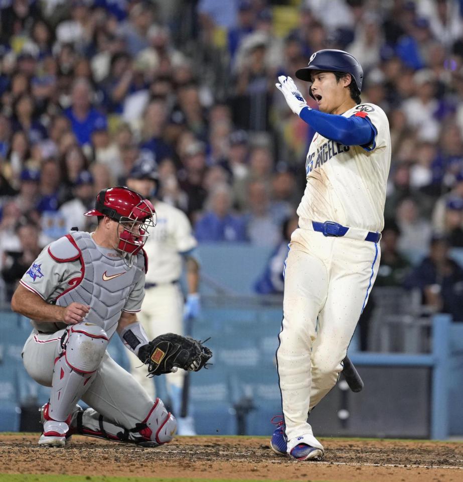７回、空振り三振に倒れた大谷（共同）