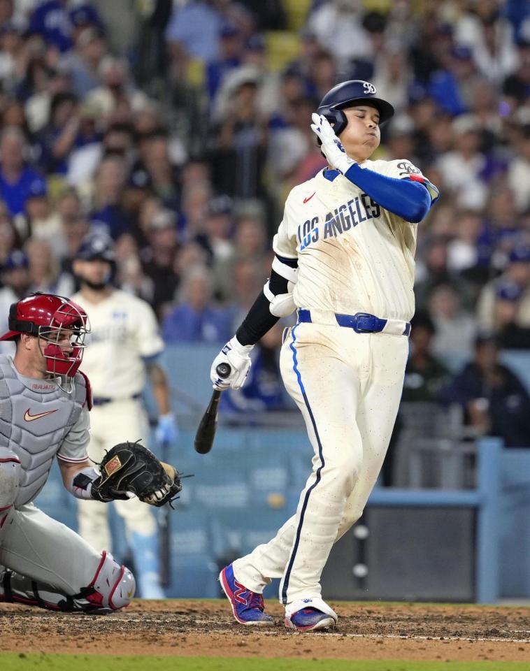 ７回、空振り三振に倒れた大谷（共同）