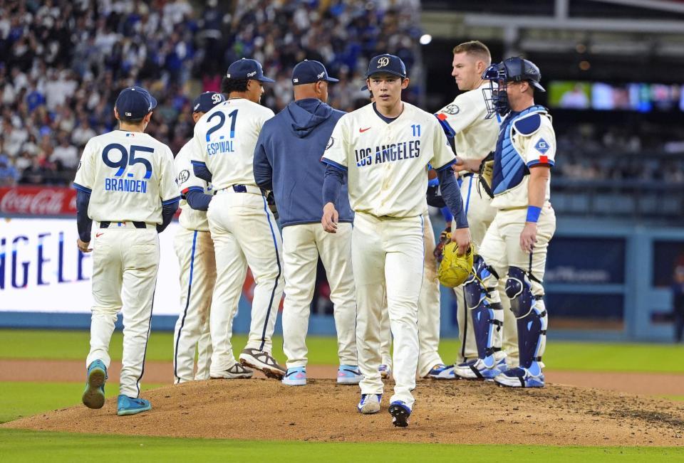 ６回途中、降板する佐々木（手前）＝共同
