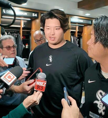 　試合前に取材対応するホワイトソックス・村上（共同）