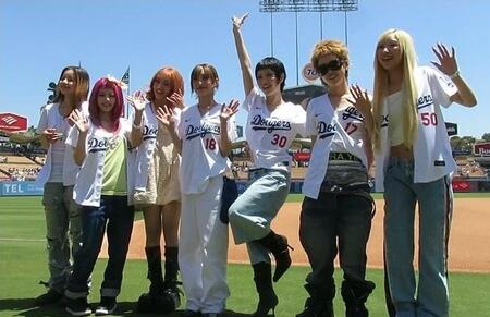 ドジャースタジアムで始球式を行ったＸＧの７人（撮影・小林信行）