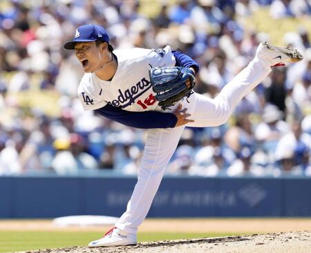 　フィリーズ戦に先発して５回１／３を投げ、４安打無失点で５勝目を挙げたドジャース・山本＝ロサンゼルス（共同）