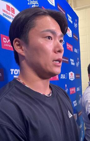 ６回途中無失点で５勝目を挙げ、試合後に取材に応じる山本（撮影・小林信行）