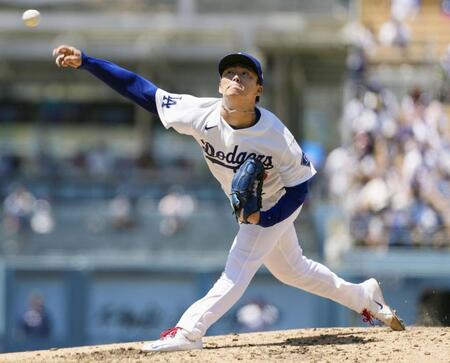 　フィリーズ戦に先発して５回１／３を投げ、４安打無失点で５勝目を挙げたドジャース・山本＝ロサンゼルス（共同）