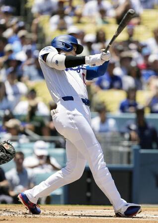 　フィリーズ戦の１回、右前打を放つドジャース・大谷＝ロサンゼルス（共同）