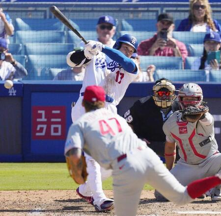 　フィリーズ戦の８回、右前打を放つドジャース・大谷＝ロサンゼルス（共同）