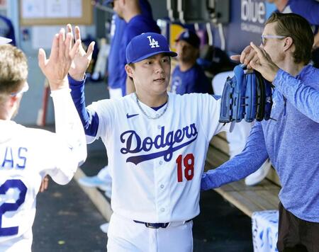 　フィリーズ戦の６回途中で降板し、ベンチで迎えられるドジャース・山本＝ロサンゼルス（共同）