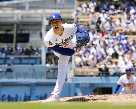 　フィリーズ戦に先発して５回１／３を投げ、４安打無失点で５勝目を挙げたドジャース・山本＝ロサンゼルス（共同）