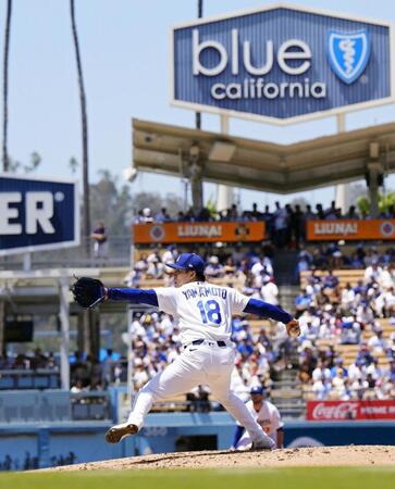 　フィリーズ戦に先発して５回１／３を投げ、４安打無失点で５勝目を挙げたドジャース・山本＝ロサンゼルス（共同）