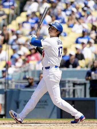 　フィリーズ戦の４回、左飛に倒れたドジャース・大谷＝ロサンゼルス（共同）