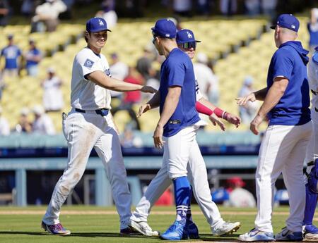 　フィリーズに勝利し、タッチを交わすドジャース・大谷（左端）＝ロサンゼルス（共同）