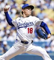 　フィリーズ戦に先発して５回１／３を投げ、４安打無失点で５勝目を挙げたドジャース・山本＝ロサンゼルス（共同）