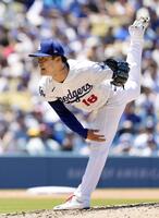　フィリーズ戦に先発して５回１／３を投げ、４安打無失点で５勝目を挙げたドジャース・山本＝ロサンゼルス（共同）