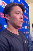 ６回途中無失点で５勝目を挙げ、試合後に取材に応じる山本（撮影・小林信行）
