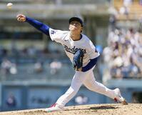 　フィリーズ戦に先発して５回１／３を投げ、４安打無失点で５勝目を挙げたドジャース・山本＝ロサンゼルス（共同）