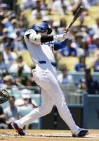 　フィリーズ戦の１回、右前打を放つドジャース・大谷＝ロサンゼルス（共同）