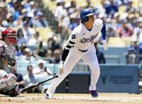 　フィリーズ戦の１回、右前打を放つドジャース・大谷＝ロサンゼルス（共同）