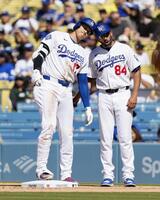 　フィリーズ戦の８回、右前打で出塁したドジャース・大谷（左）＝ロサンゼルス（共同）