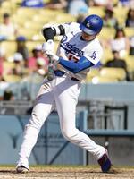 　フィリーズ戦の８回、右前打を放つドジャース・大谷＝ロサンゼルス（共同）