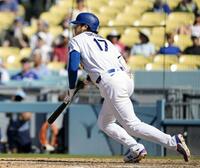 　フィリーズ戦の８回、右前打を放つドジャース・大谷＝ロサンゼルス（共同）