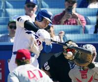 　フィリーズ戦の８回、右前打を放つドジャース・大谷＝ロサンゼルス（共同）