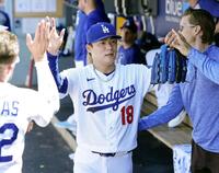 　フィリーズ戦の６回途中で降板し、ベンチで迎えられるドジャース・山本＝ロサンゼルス（共同）