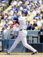 　フィリーズ戦の４回、左飛に倒れたドジャース・大谷＝ロサンゼルス（共同）