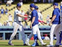 　フィリーズに勝利し、タッチを交わすドジャース・大谷（左端）＝ロサンゼルス（共同）