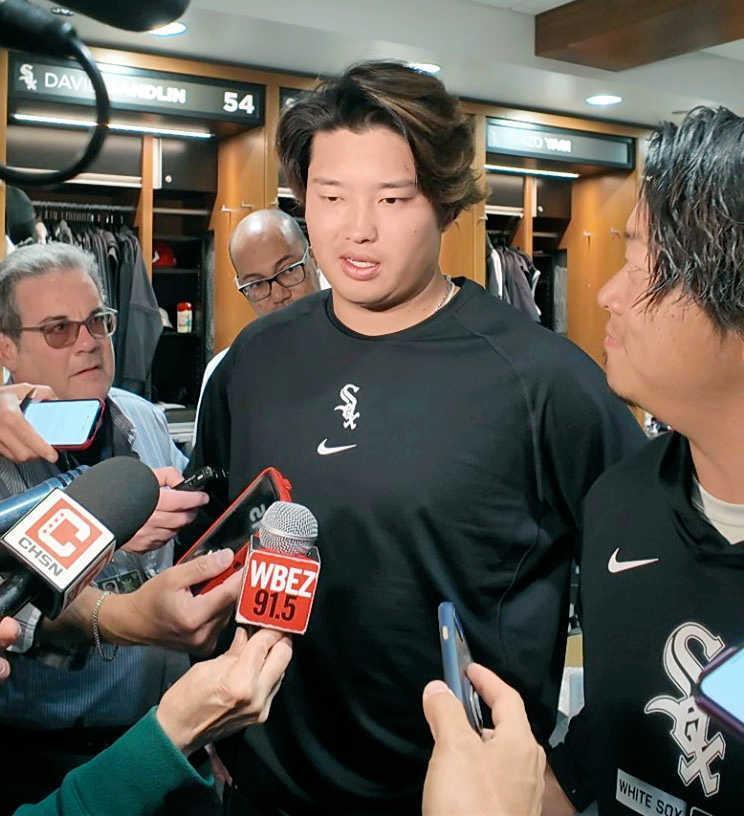 　試合前に取材対応するホワイトソックス・村上（共同）