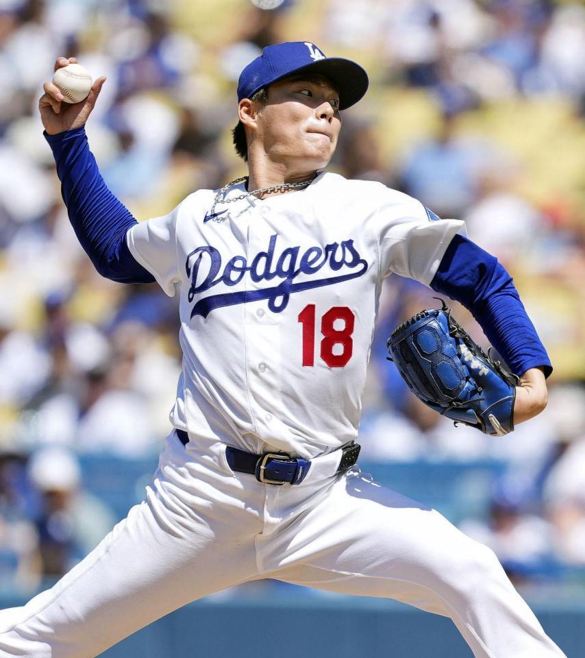 　フィリーズ戦に先発して５回１／３を投げ、４安打無失点で５勝目を挙げたドジャース・山本＝ロサンゼルス（共同）
