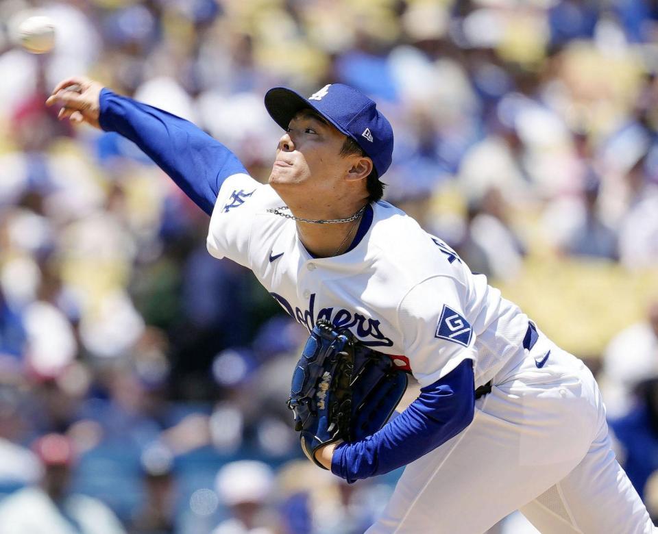 　フィリーズ戦に先発して５回１／３を投げ、４安打無失点で５勝目を挙げたドジャース・山本＝ロサンゼルス（共同）