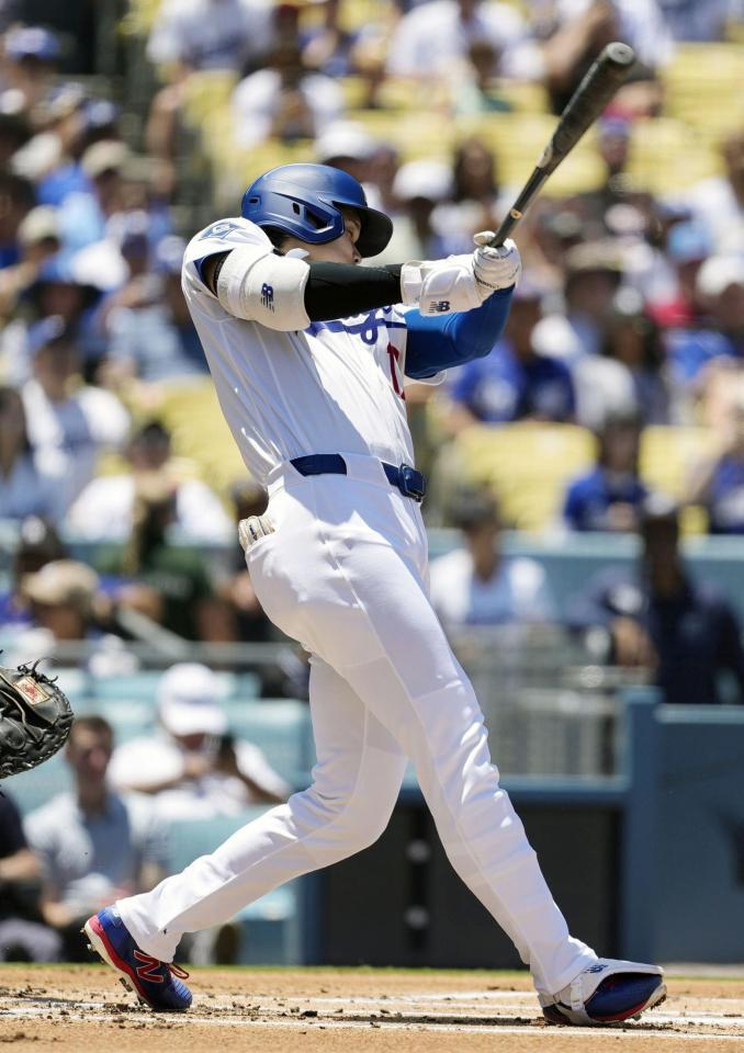 　フィリーズ戦の１回、右前打を放つドジャース・大谷＝ロサンゼルス（共同）