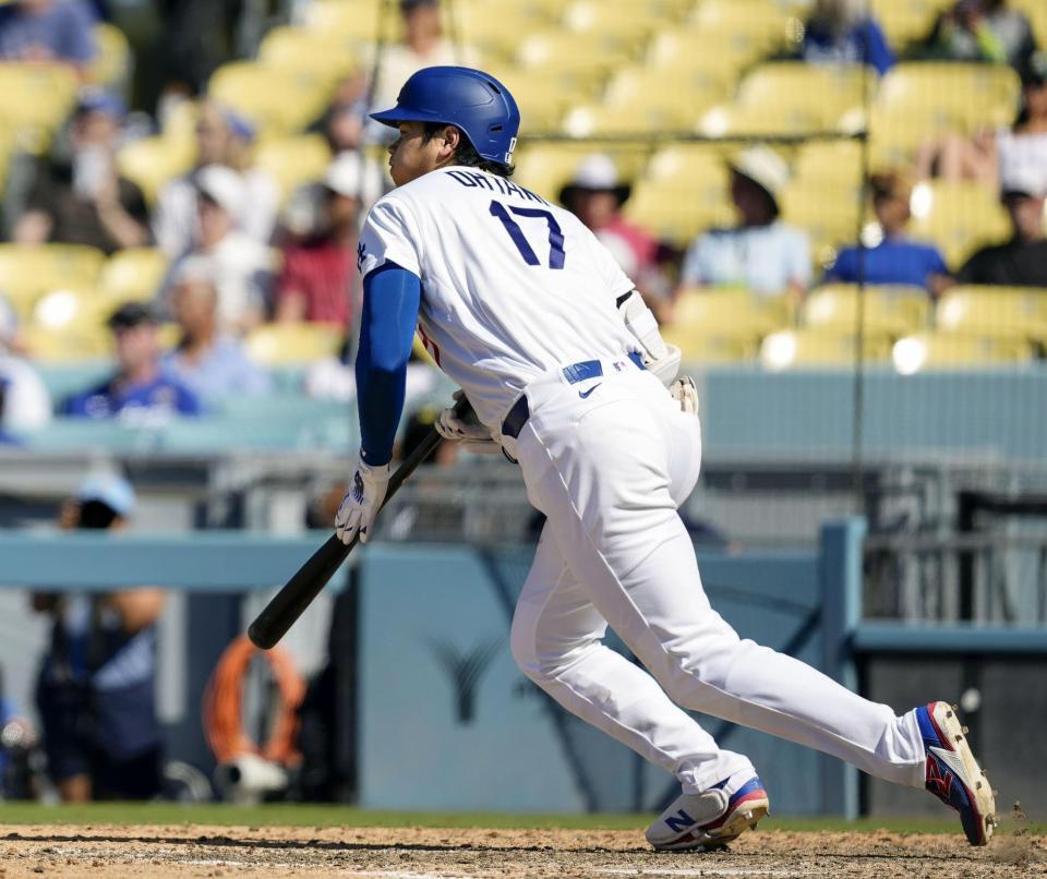 　フィリーズ戦の８回、右前打を放つドジャース・大谷＝ロサンゼルス（共同）