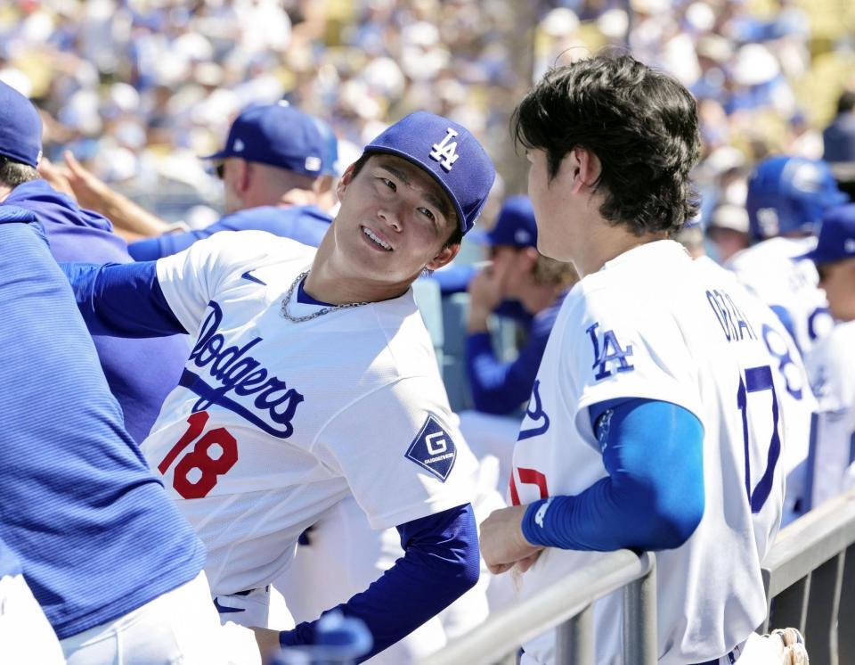 　フィリーズ戦の６回途中で降板し、ベンチで大谷（右）と言葉を交わすドジャース・山本＝ロサンゼルス（共同）