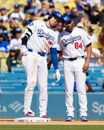 　８回、右前打で出塁したドジャース・大谷（左）＝共同