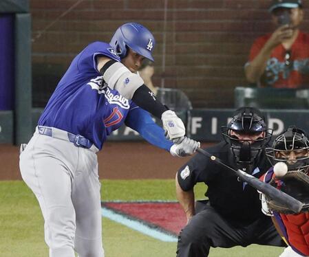 ３回、二塁打を放つ大谷（共同）